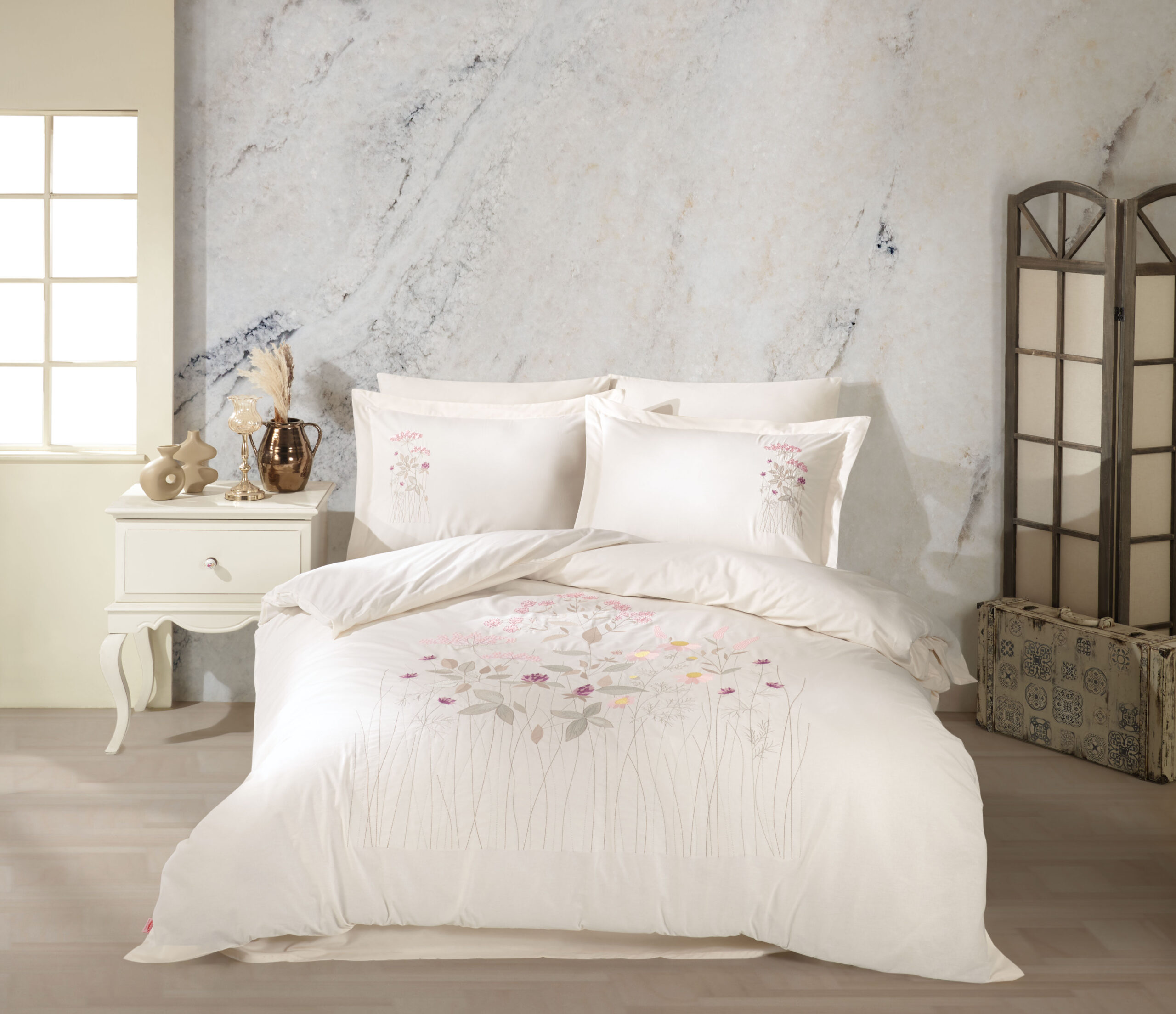 Emilia-Krem-1-scaled-1.jpg Lenjerie Pat 2 Persoane Hobby BRODERIE EMILLA - KREM - imagine 1