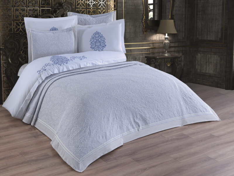 sentez-damask-mavi-scaled-1.jpg Cuvertura + Lenjerie Pat 2 Persoane cu Broderie Jado Damask - Bleu - imagine 1